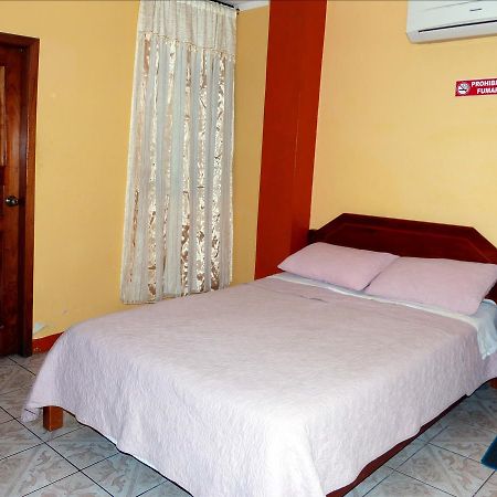 Hostal Leon Dormido Puerto Baquerizo Moreno Exterior foto