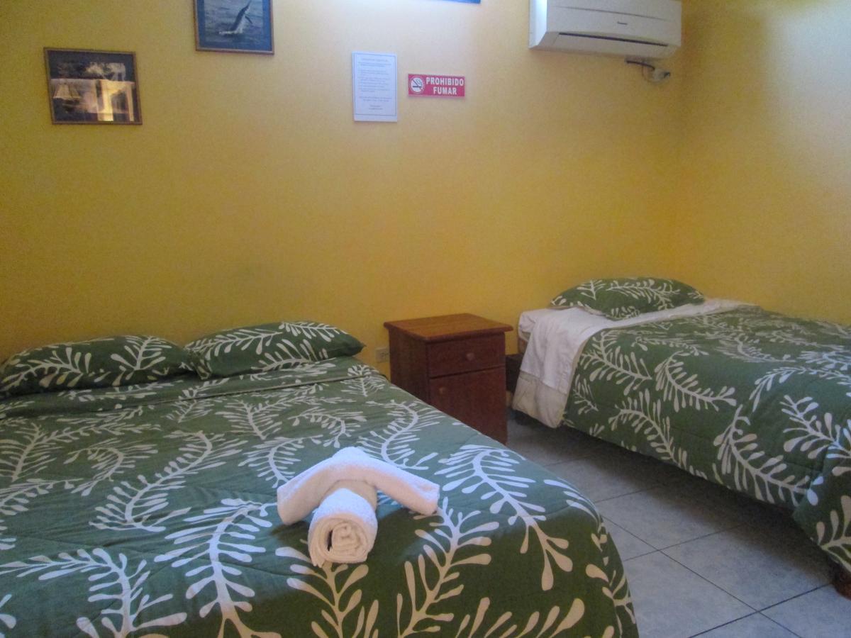 Hostal Leon Dormido Puerto Baquerizo Moreno Exterior foto